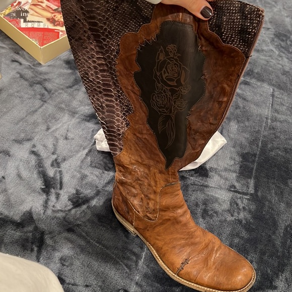 Vintage Looking / Rustic Cowgirl Boots - Picture 5 of 13